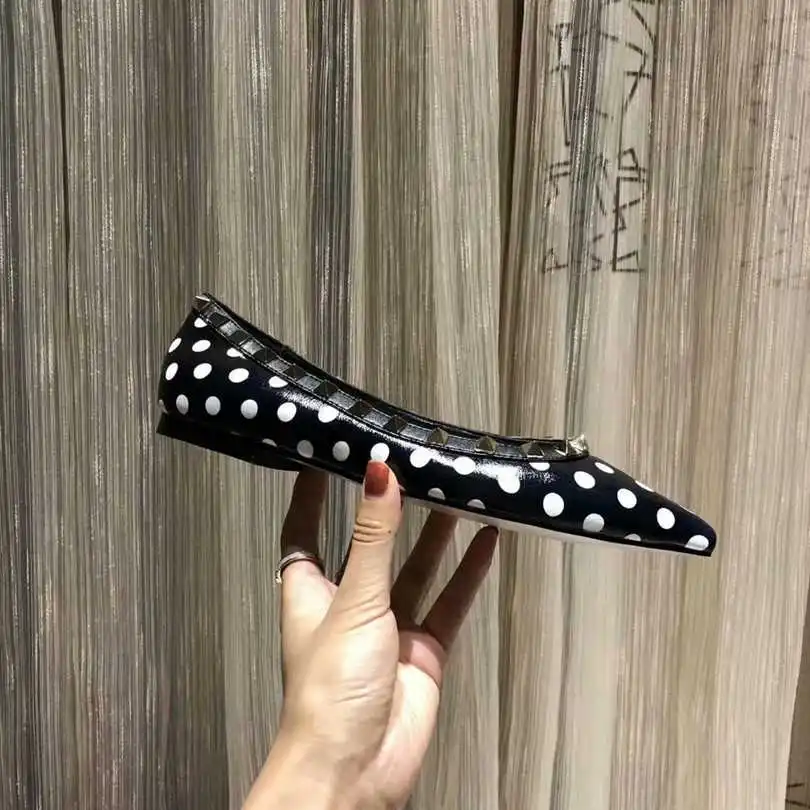 Черные белые Красные балетки на плоской подошве с острым носком украшенные