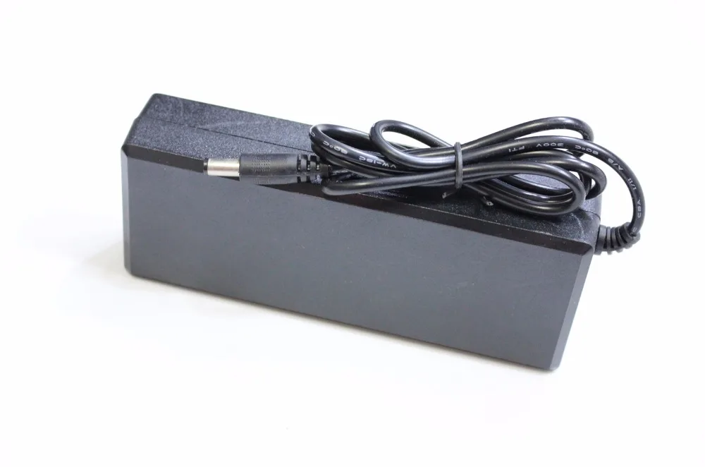 Высококачественный универсальный преобразователь переменного тока для DC 12V 8A 96W