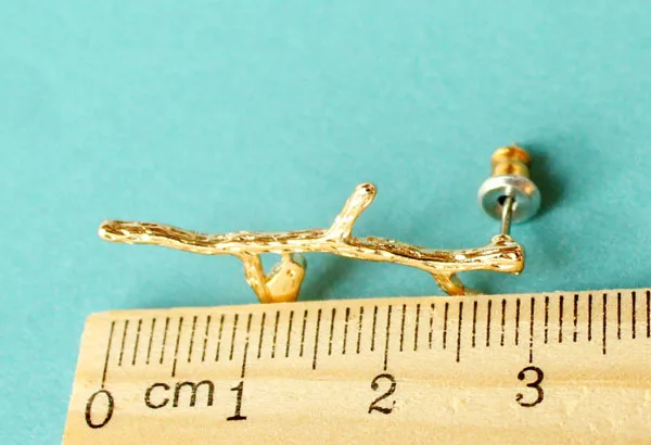 Позолоченные серьги-гвоздики в форме ветки с маленькой птицей особый дизайн для
