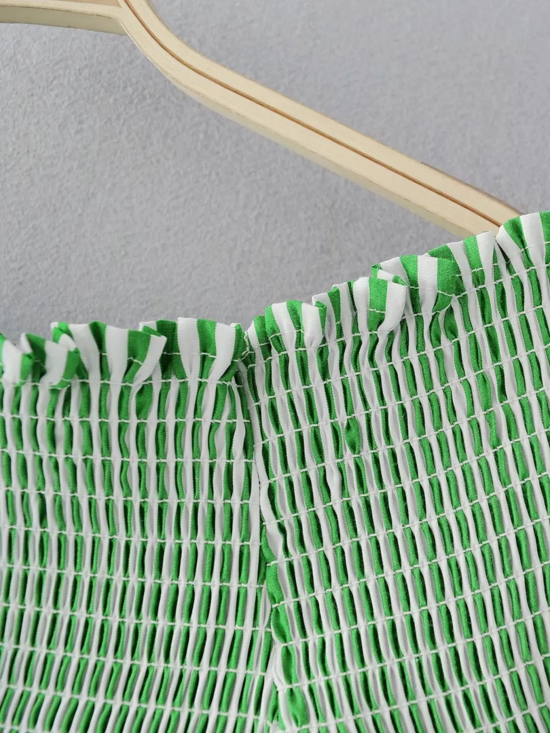 Элегантное летнее платье с открытой спиной женское весеннее оборками зеленое