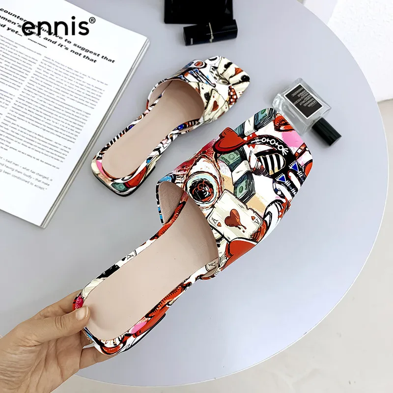ENNIS/ г.; женские шлепанцы в богемном стиле; кожаные шлепанцы с открытым носком и цветным принтом; женские пляжные шлепанцы на плоской подошве; модная летняя обувь; Новинка; M980