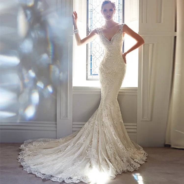 Платье невесты с длинным шлейфом без рукавов|Свадебные платья| |