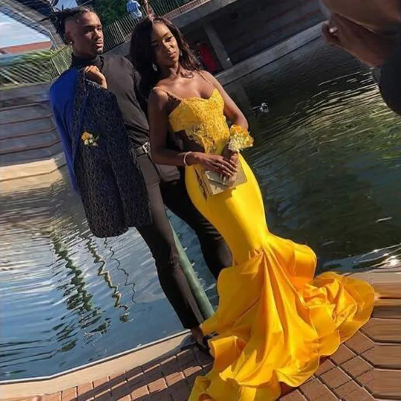 Женское вечернее платье русалка желтое на тонких бретельках с аппликацией в