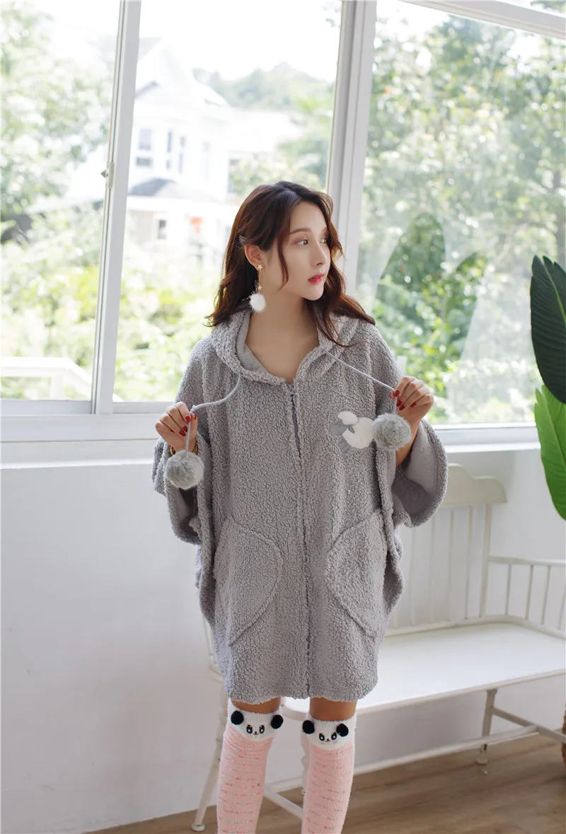 Gray socks Осенняя фланелевая плюшевая женская накидка с капюшоном для ванны, толстая теплая шаль, домашняя одежда, зимняя домашняя одежда для женщин с носками серого цвета - Цвет: Gray socks