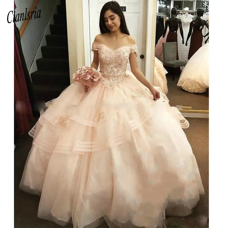 Шариковые платья для квинцеанеры с бусинами и аппликациями, с открытыми плечами и объемными оборками на юбке, на вечеринку 2020 года.