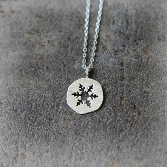 

Daisies 10pcs/lot New Fashion Pendant Necklace Cutout Snowflake Necklaces For Women Jewelry Collier Femme