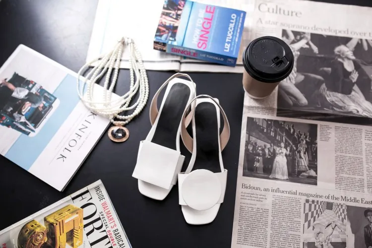 Элегантные женские босоножки с геометрическим орнаментом; большие размеры 34-43; обувь на среднем каблуке; удобная модная женская обувь без застежки