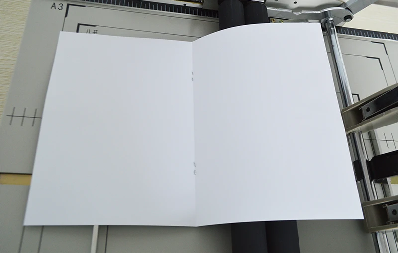 Автоматическая машина для изготовления буклетов бумажных папок и степлеров