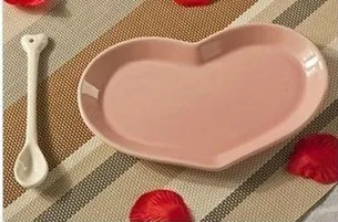 Красивая пара трясущиеся руки с керамическими чашками смайликом кофейных чашек |