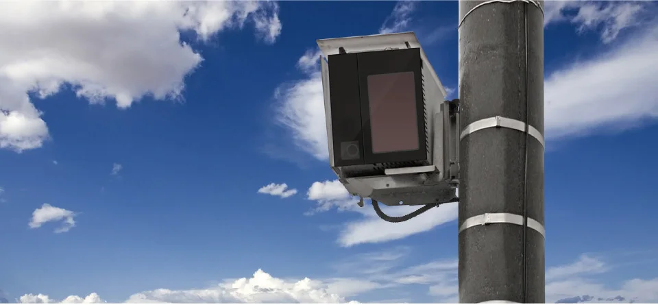 Marubox M340GPS Автомобильный видеорегистратор с GPS информатором, Русские голосовые оповещения, предупреждение водителя о радарах и камерах на дороге, поворотное крепление,содержит информацию о радарах более 10 стран