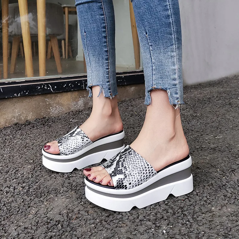Женские сандалии на танкетке Masgulahe удобные повседневные со змеиным узором лето
