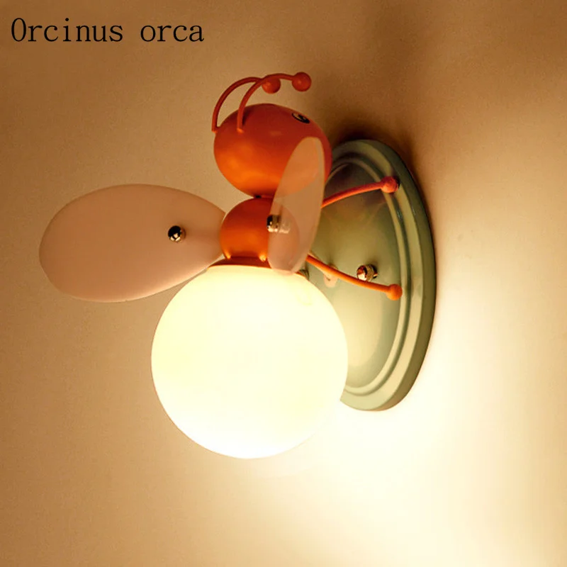 

Креативная мультяшная настенная лампа Светлячок для мальчика, спальни, детской комнаты, Современная индивидуальная светодиодная настенна...