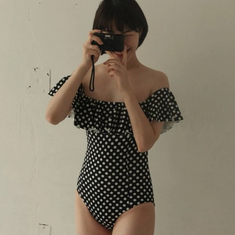 Черно белые комплекты купальники с оборками в горошек женские слитные без