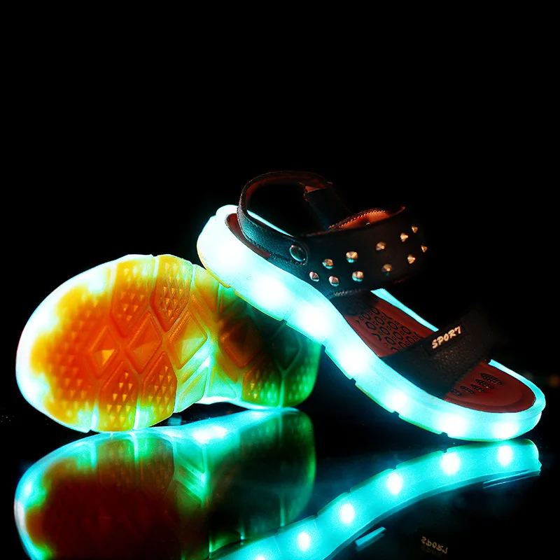 Летние заклепки зарядка через USB водить малыша пляжные сандалии для мальчиков и девочек отлично искусственная кожа детей освещения до сандалии