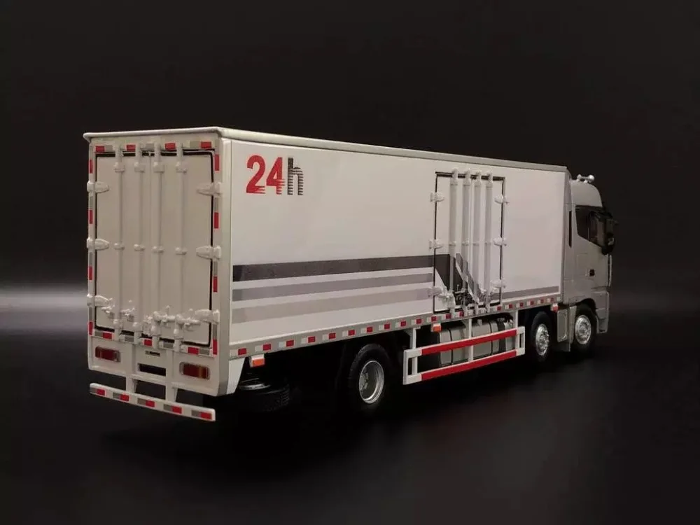 Коллекционная модель из сплава подарок в масштабе 1:36 Foton Auman EST-A 6X2