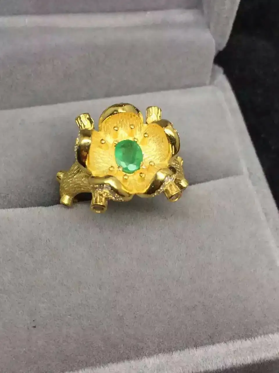 Женское кольцо с натуральным зеленым изумрудом из серебра 925 пробы вечерние