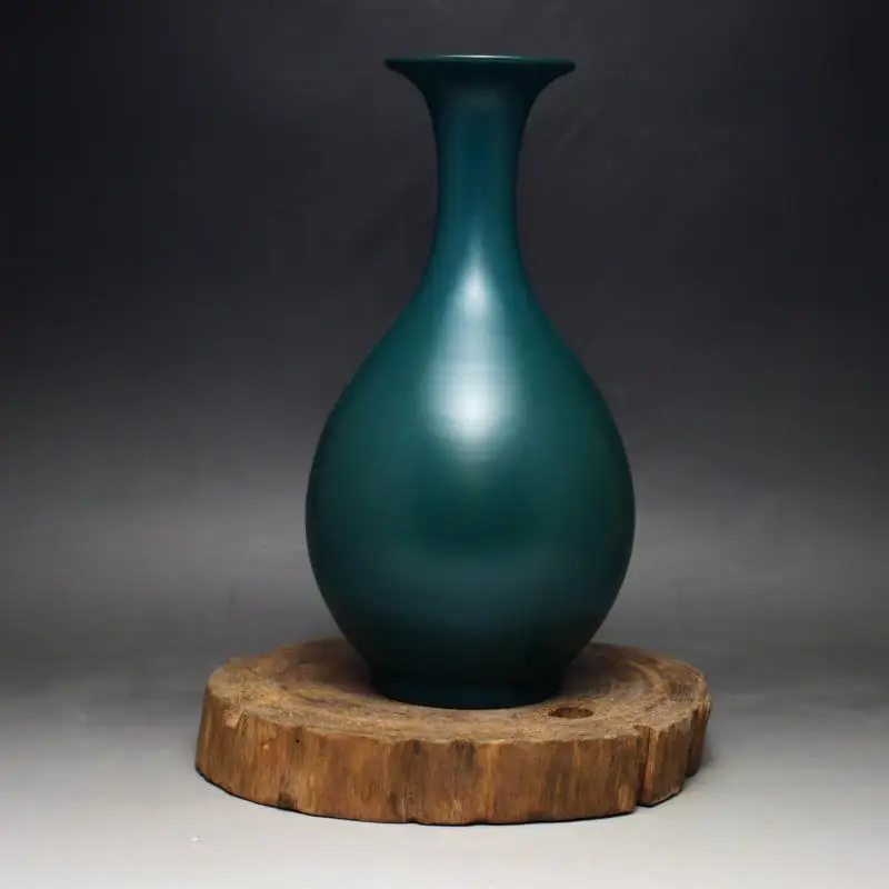 

The Qing Dynasty Yong Zheng's annual malachite green vase Jingdezhen antique porcelain used as the old collection matte