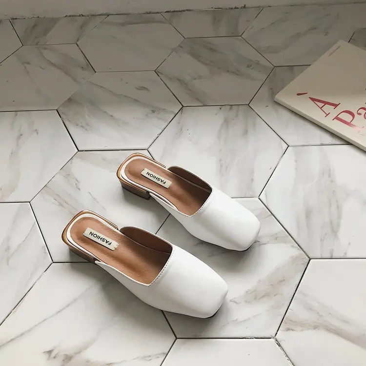 Женская обувь; шлепанцы без задника в горошек; zapatos mujer; коллекция года; сезон лето; модные шлепанцы с квадратным носком; тапочки с закрытым носком; лоферы; цвет черный, белый