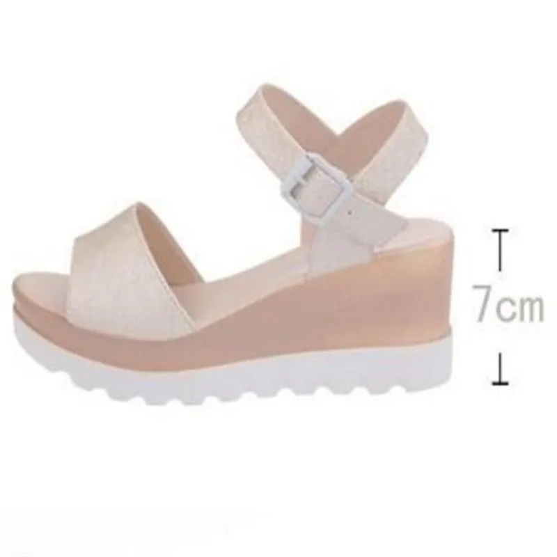 Летние женские босоножки; Новинка; обувь на толстой подошве; обувь на танкетке с водонепроницаемой платформой; студенческие женские сандалии с пряжкой и пуговицей