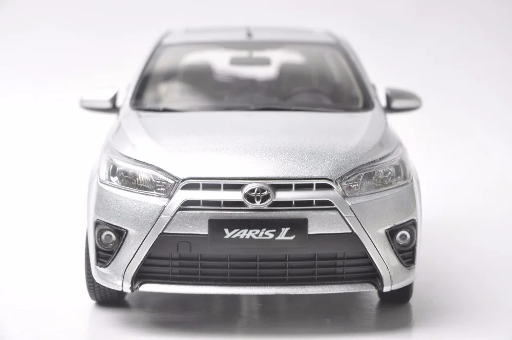 1:18 литья под давлением модель для Toyota Yaris L серебряный сплав игрушечный автомобиль миниатюрная Коллекция подарков