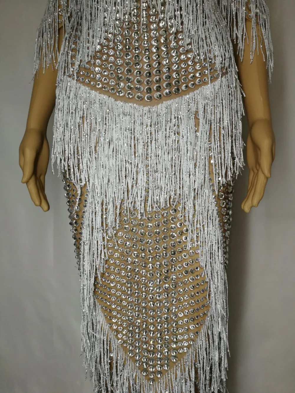 Блестящее сексуальное длинное платье стразы с открытыми плечами и кисточками