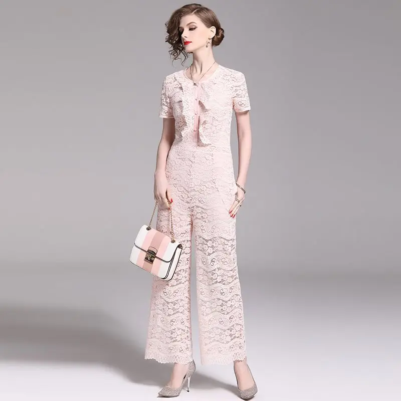 Женский комбинезон до щиколотки розовый с кружевным бантом и круглым вырезом