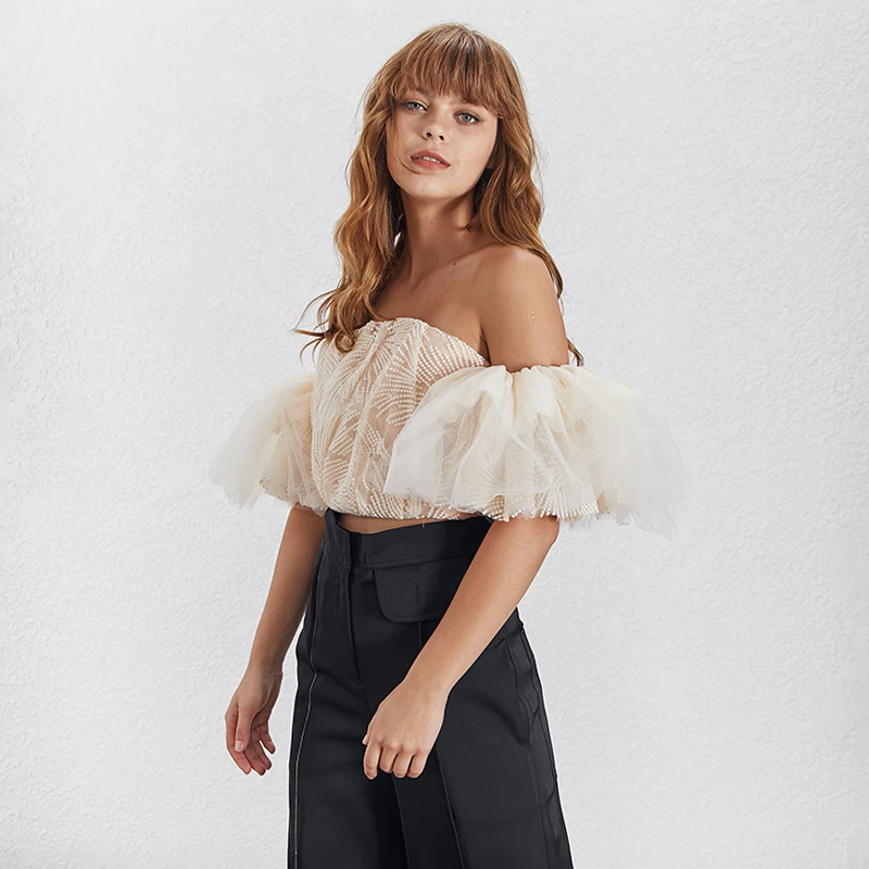 Женская блузка с открытыми плечами TWOTWINSTYLE белая составного кроя вырезом