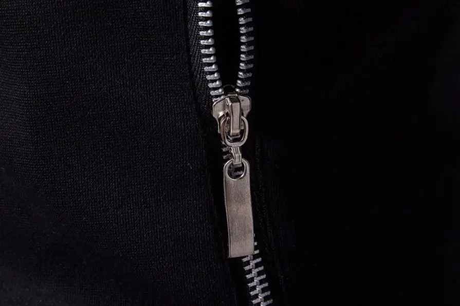 Мужская однотонная куртка зимняя облегающая с воротником-стойкой и длинным