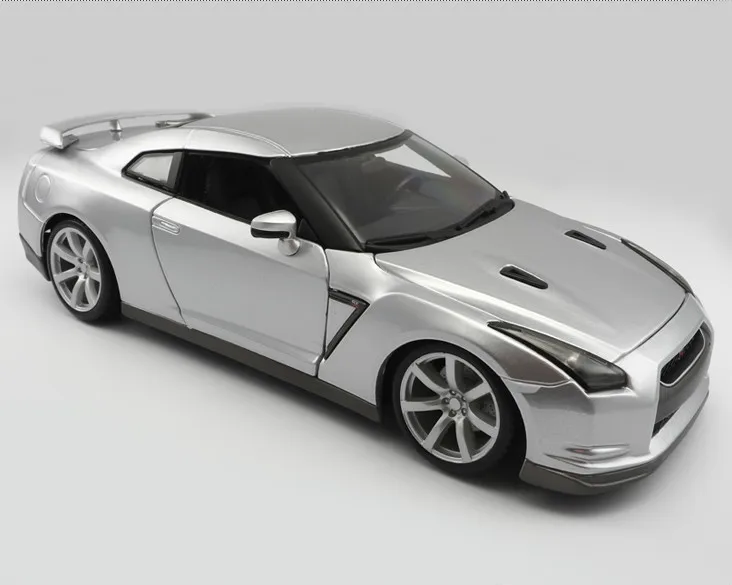 Статические модели автомобилей 1:18 литые легковых спортивных gld3 Nissan GTR спортивный
