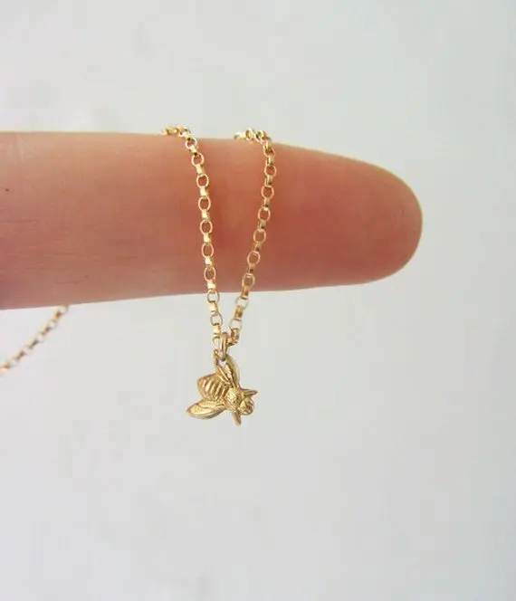 

Small Cute Honey Bee Bumble Bee Necklace Queen Bee Insect Bumblebee Beehive Necklaces Animal Bird Insect Pendant Chain Jewelry