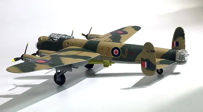 Второй мировой войны Avro Lancaster 1/144 литья под давлением модель самолета |
