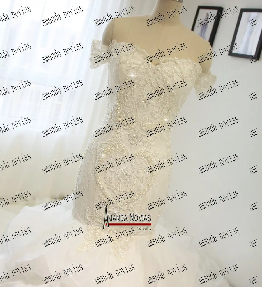 Платье с открытыми плечами и короткими рукавами тяжелое изделие блестящими