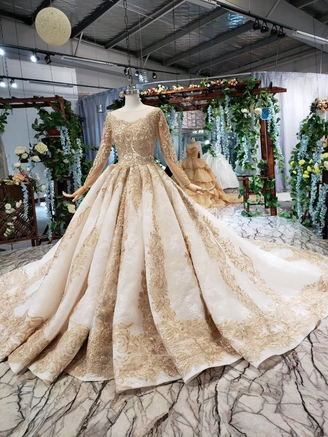 

Fluffy Lace Wedding Dresses Golded Lace Crystal Beaded Luxury Wedding Gowns Puffy Skirt Bridal Gown 2019 Real Photo Bridal Gown