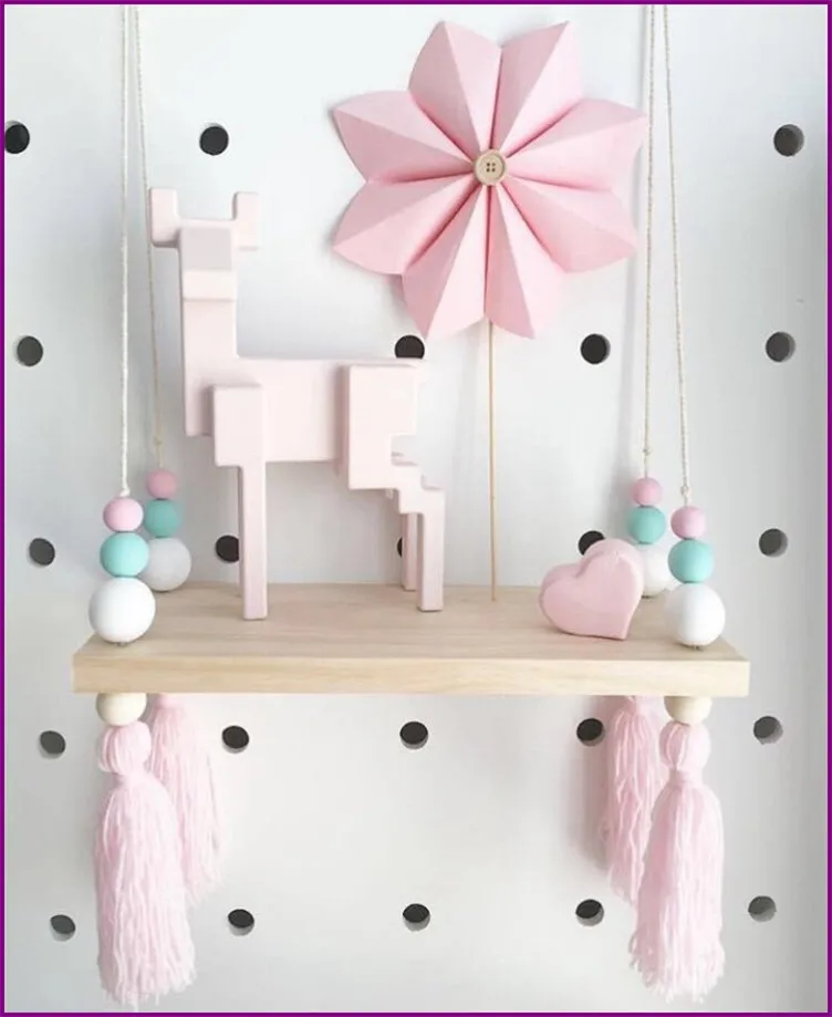 Яркие деревянные полки в скандинавском стиле с бусинами и кисточками украшение