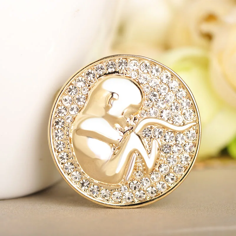 Брошь в виде шприца с кристаллами и зубцами|Броши| |