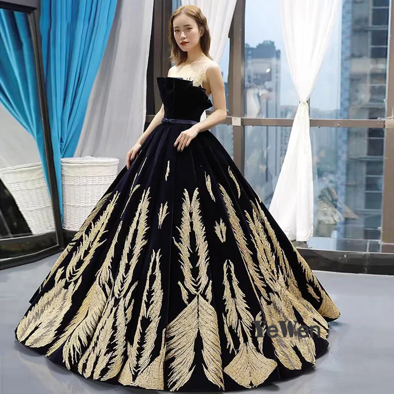 Черное элегантное официальное длинное вечернее платье с золотым принтом без