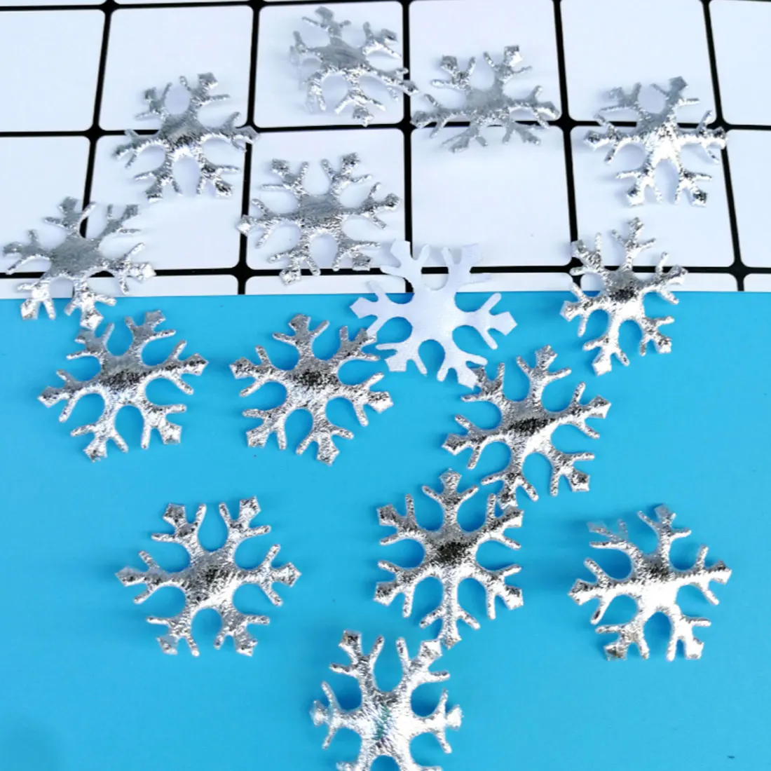 100/200/300pcs Рождественская елка украшения снежинки, белый, зеленый и золотой Пластик искусственный снег рождественские украшения для дома