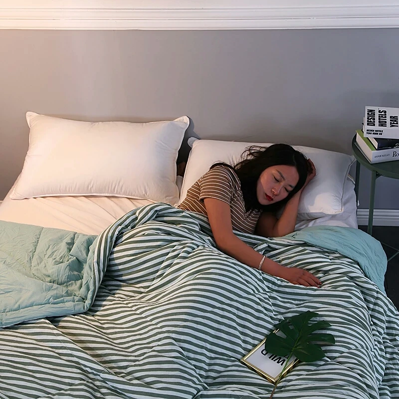 Простое хлопковое стеганое одеяло в полоску с эффектом потертости