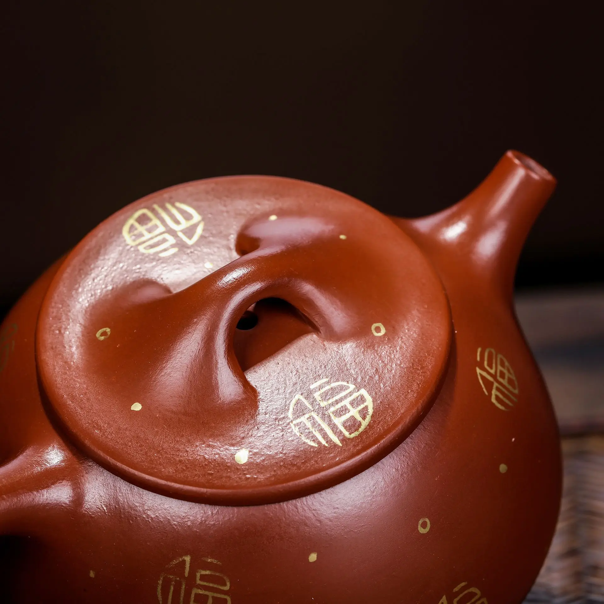 Керамический чайник ярко красный халат отслеживает золотой дизайн Jingzhou Shihuo Liu