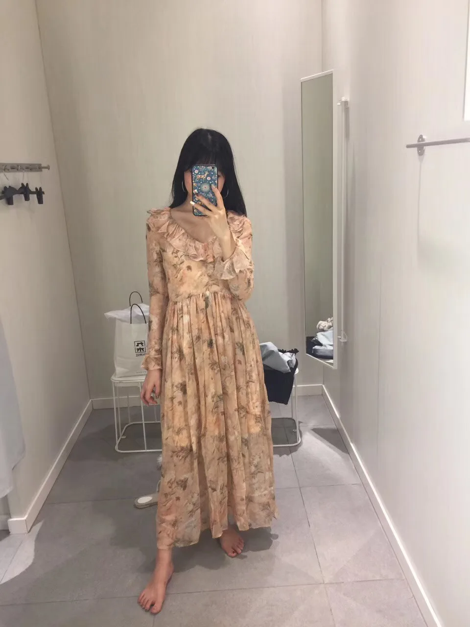 Женское платье с рюшами и v образным вырезом абрикосовое длинными рукавами