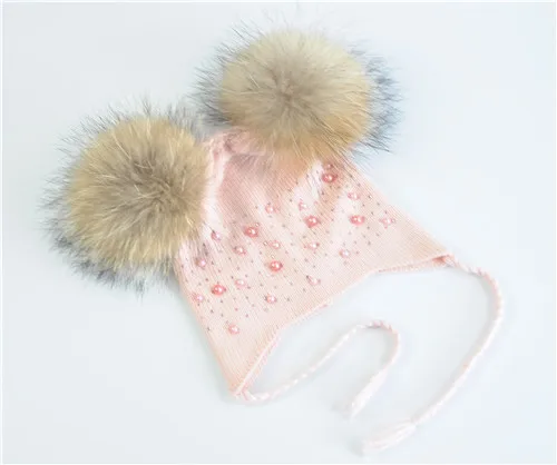Pink natural fur Детская теплая зимняя шапка с двойным меховым помпоном, вязаная шерстяная шапка для маленьких мальчиков и девочек, Шапка-бини с помпонами из натурального меха енота - Цвет: Pink natural fur