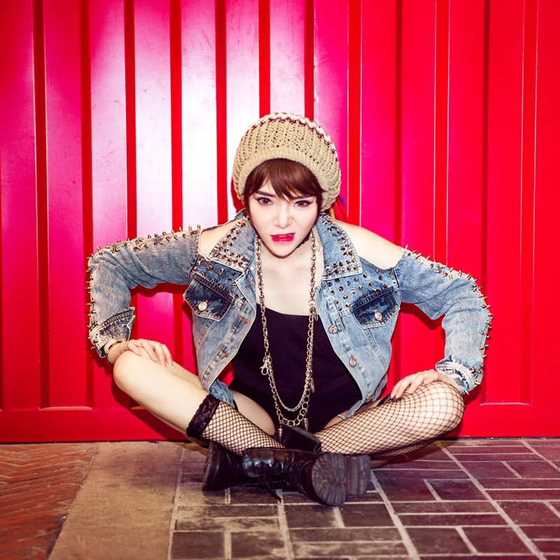 Джинсовая куртка в стиле панк с открытыми плечами и заклепками | Женская одежда