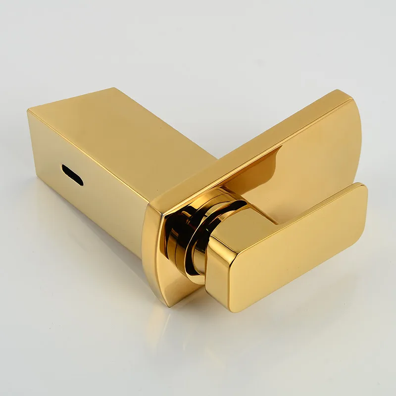 Смеситель для ванной комнаты Водопад установленный на бортике кран раковины с