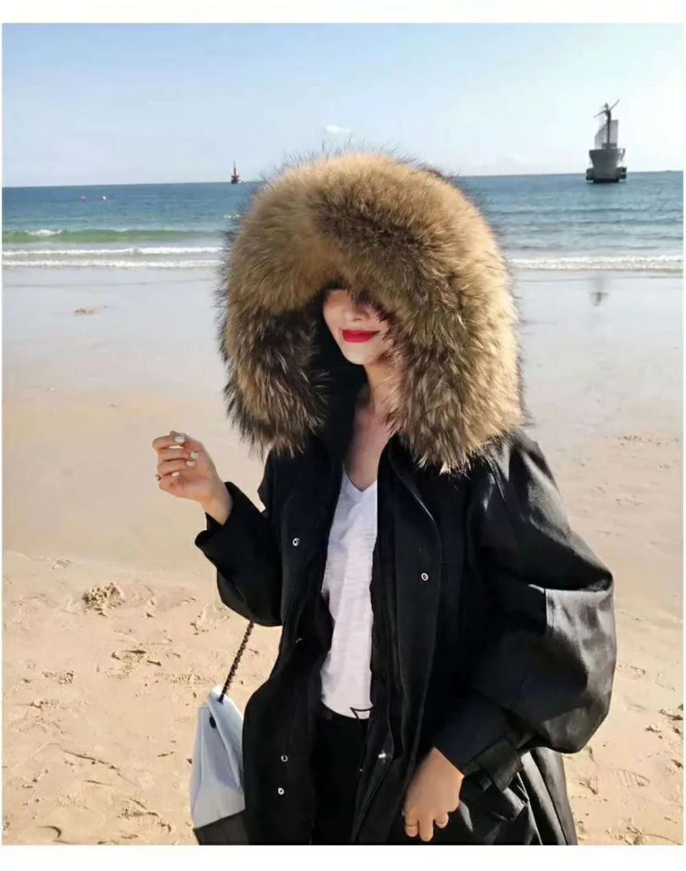 Женский пуховик на 90% белом утином пуху с меховым воротником и регулируемой