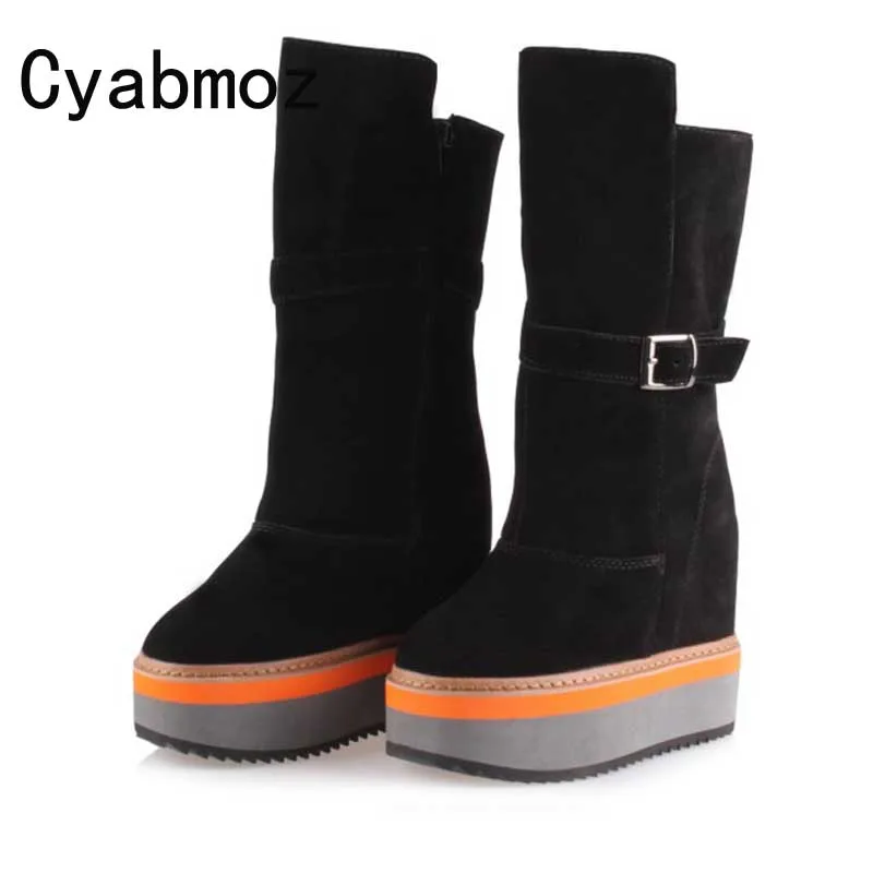 

Ботинки до середины икры на танкетке женские ботинки, увеличивающие рост, на платформе и высоком каблуке 12 см модная замшевая обувь с пряжкой из натуральной кожи