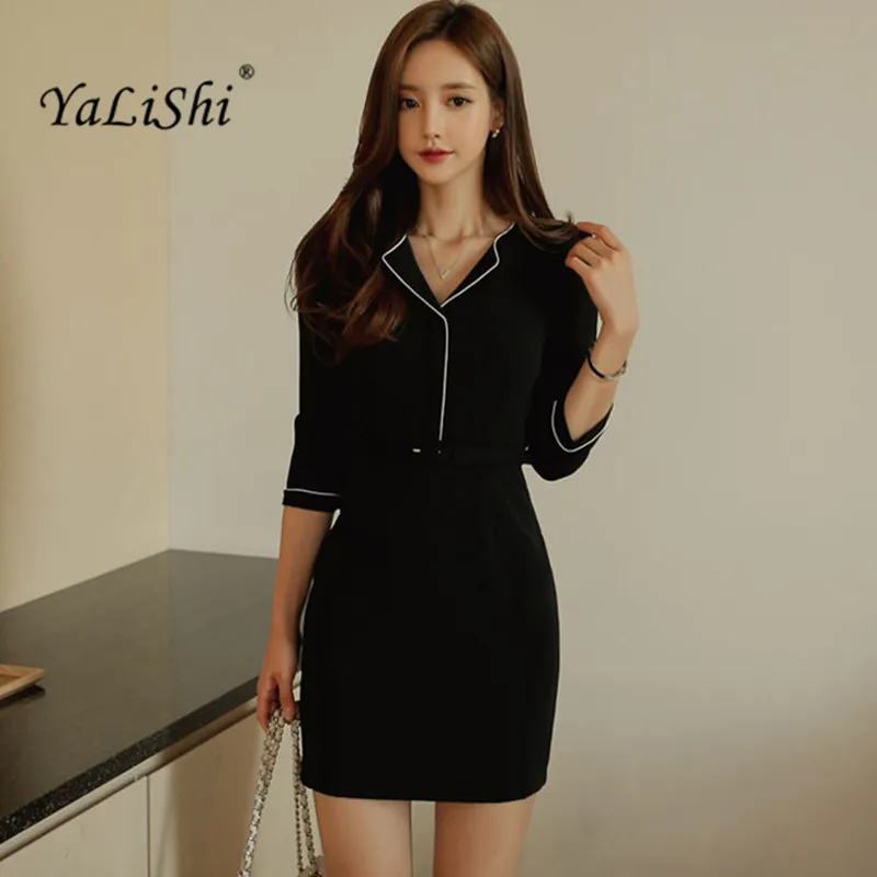 Женское облегающее платье с поясом черное треугольным вырезом для вечеринок в