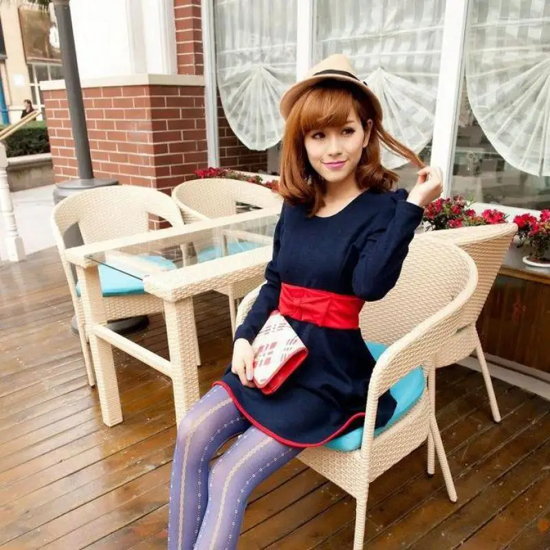 Жаккардовые колготки ярких цветов с кружевом и тотемным цветком в стиле ретро