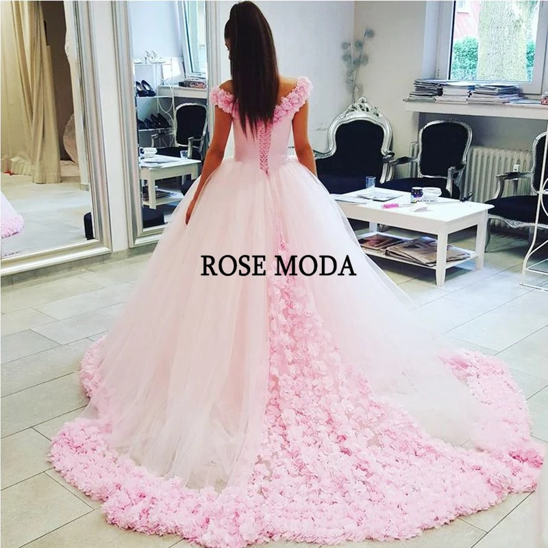 Розовое свадебное платье принцессы с открытыми плечами и розами пышное бальное