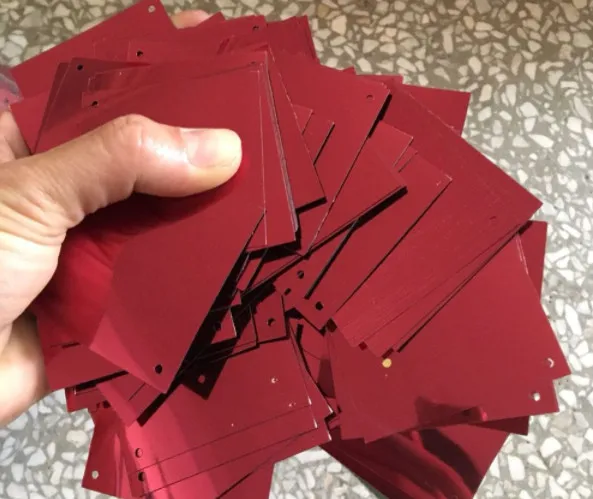 Принадлежности для шитья 5*5 см 2 отверстия искусственные винно красные блестки