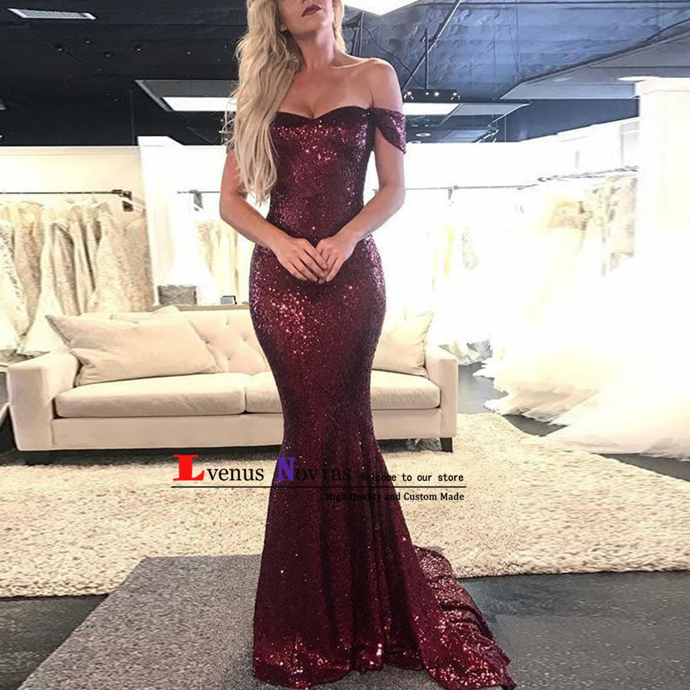 Женское платье с открытыми плечами бордовый лиф сердечком расшитое блестками